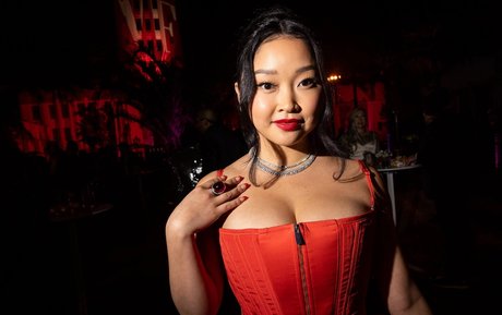 Lana Condor estrella porno exclusiva galerías
