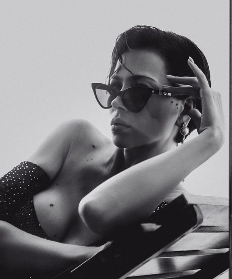 Nastasya Samburskaya modelo atractivo imágenes