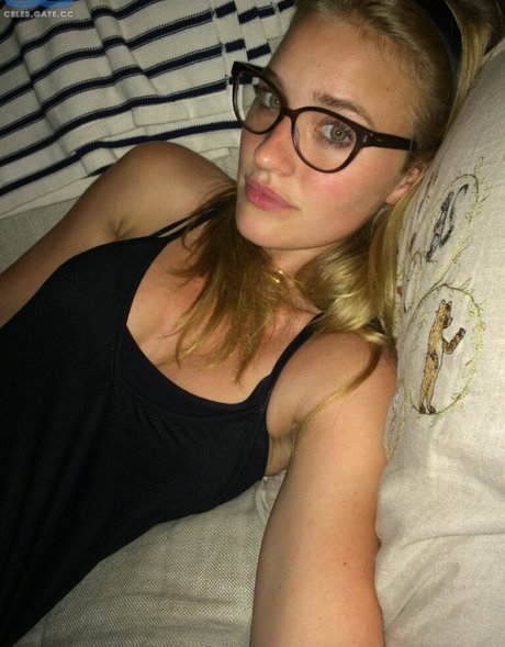 AJ Michalka hermosa modelo foto