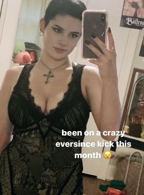 pelirroja tatuada onlyfans sexy exclusiva foto