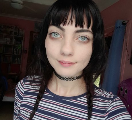 shy spice modelo desnuda imágenes