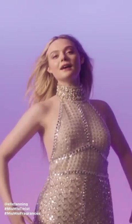 Elle Fanning modelo superior galerías