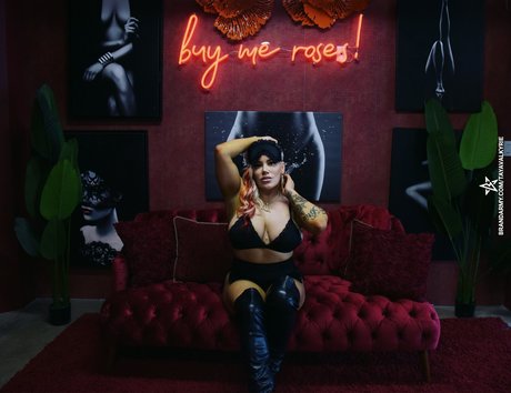 Taya Valkyrie estrella porno exclusiva foto