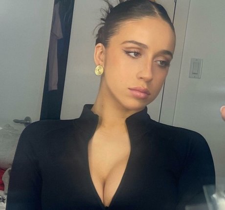 Tate McRae modelo exclusivo galerías