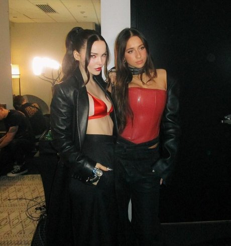 Tate McRae modelo erótico galería