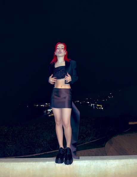 Ava Max estrella porno de arte imágenes