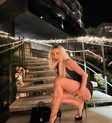 Ava Max estrella porno agradable imagen