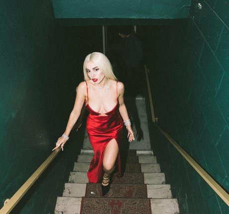 Ava Max actriz desnuda foto