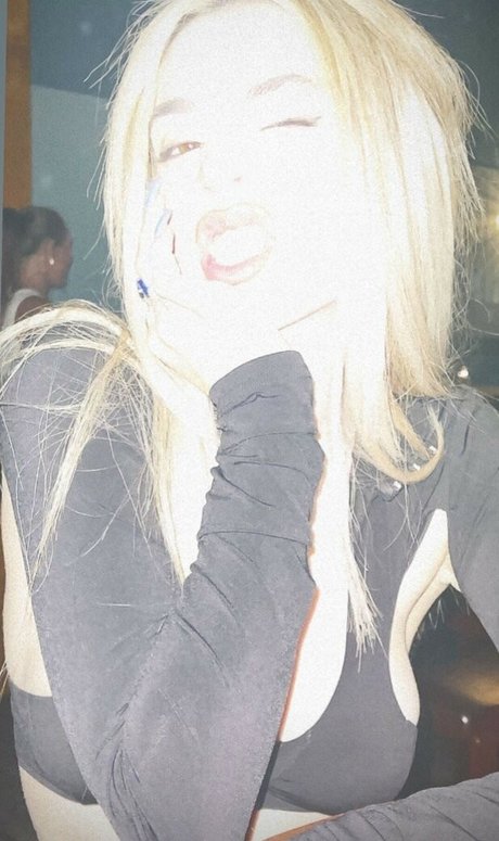 Ava Max estrella porno hd fotos