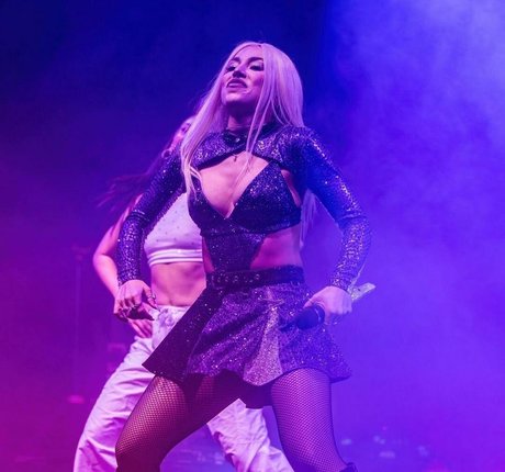 Ava Max estrella porno exclusiva archivo