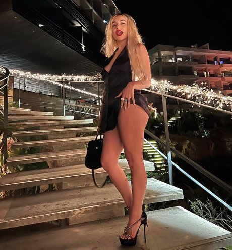 Ava Max modelo galerías