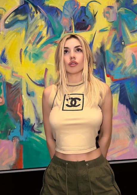 Ava Max estrella porno xxx foto