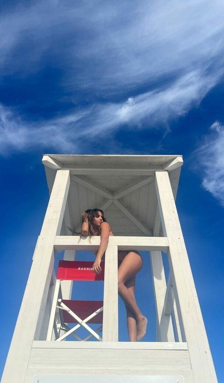 Isabela Merced modelo desnudos foto