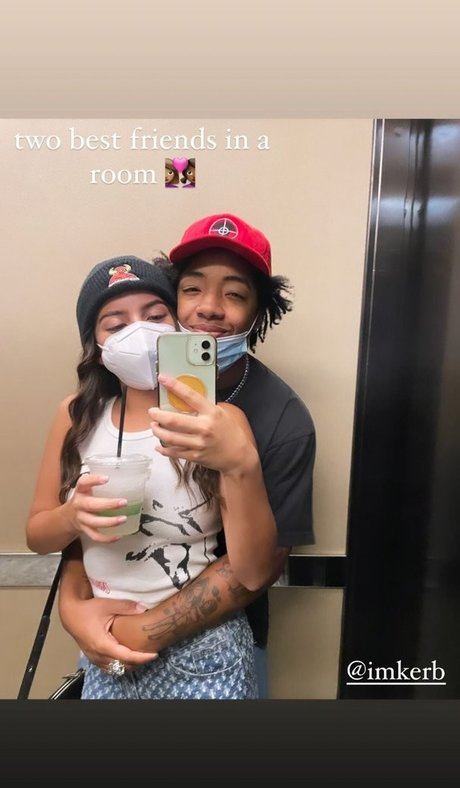 Isabela Merced modelo hermosa foto