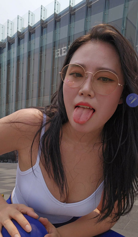 Yuggie TV estrella erótica foto