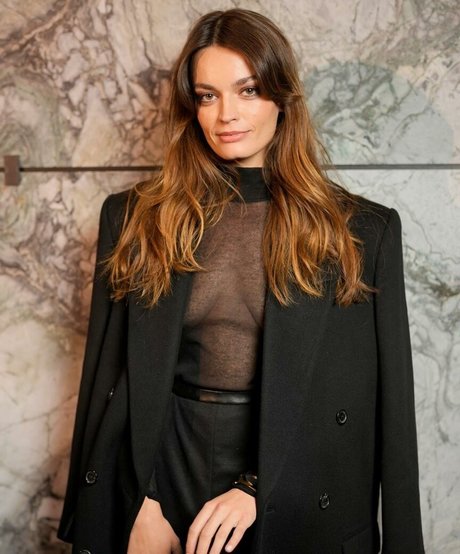 Emma Mackey desnudos estrella porno imagen