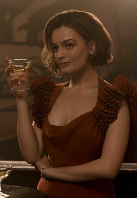 Emma Mackey estrella porno atractiva foto