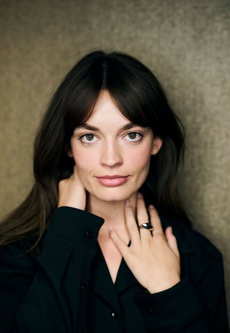 Emma Mackey actriz de arte fotos