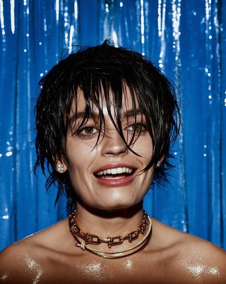 Emma Mackey estrella del arte galerías