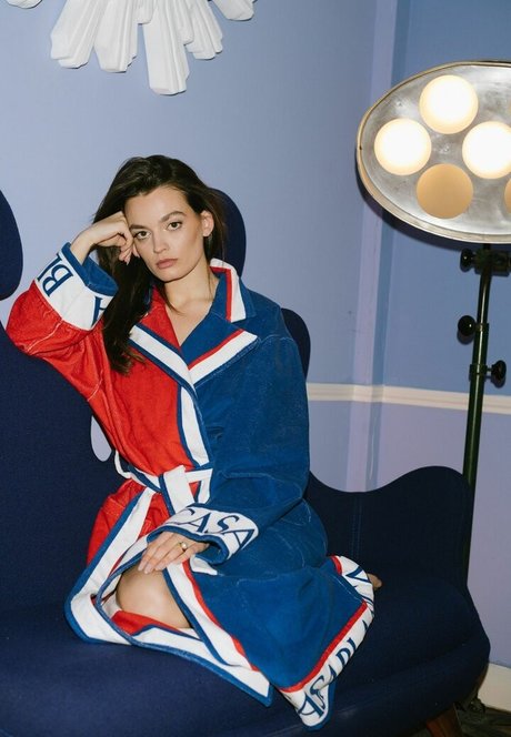 Emma Mackey modelo agradable imagen