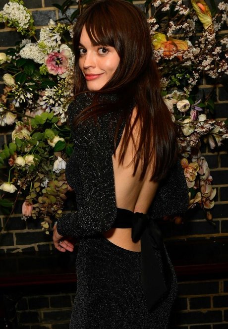 Emma Mackey estrella porno hd archivo