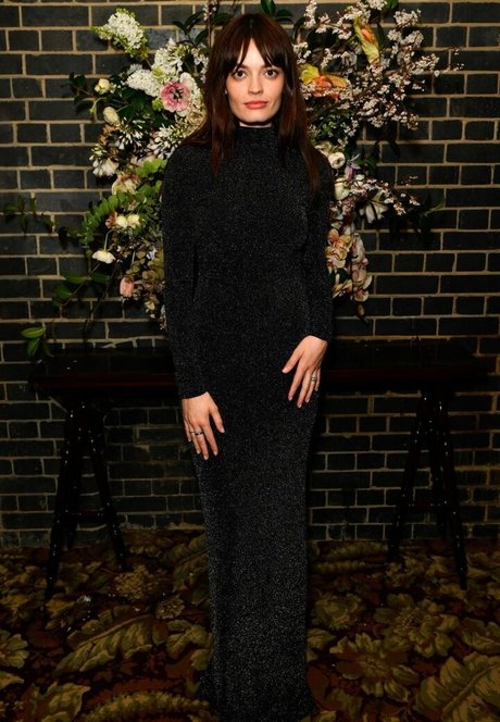 Emma Mackey estrella porno de alta calidad foto