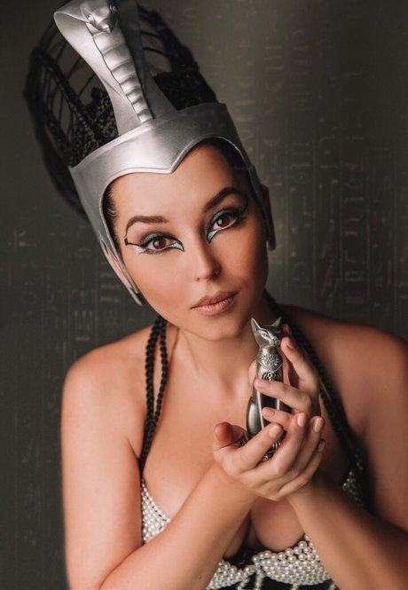 Ann Shakhovskaya arte estelar foto