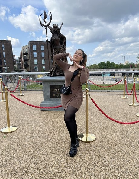 Troubleinc desnudos estrella porno galerías