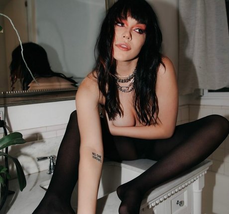 Taylor Upsahl actriz desnuda galería