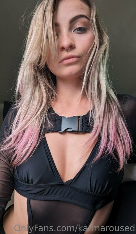 Karmaroused hermosa modelo imágenes