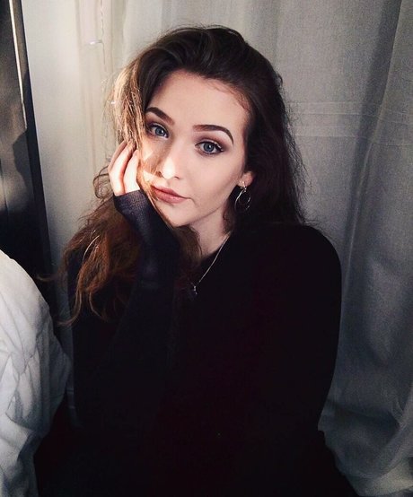 Caitlin Scott modelo de arte galería