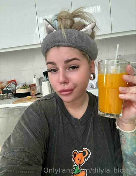 Dilyla Bloom modelo porno foto