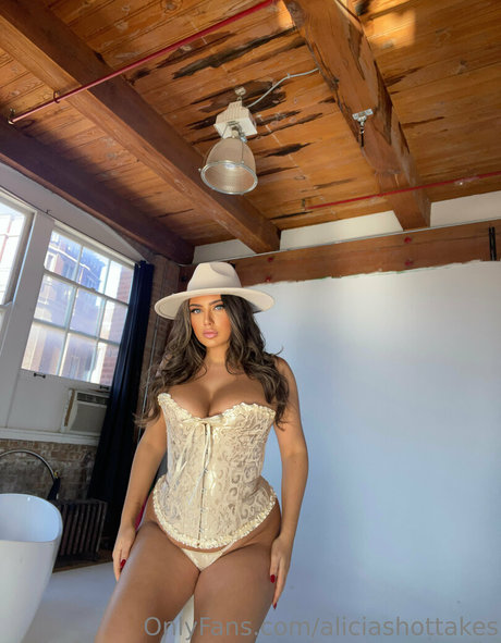 aliciashottakes modelo desnuda imágenes