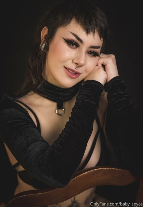 Synthia Valentine modelo atractivo archivo