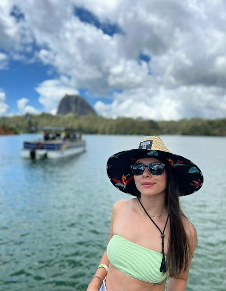 Gabriela Bianca estrella porno atractiva archivo