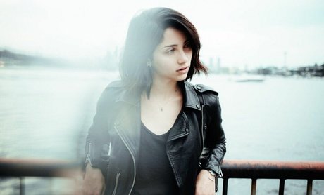 Emily Rudd actriz de arte fotos