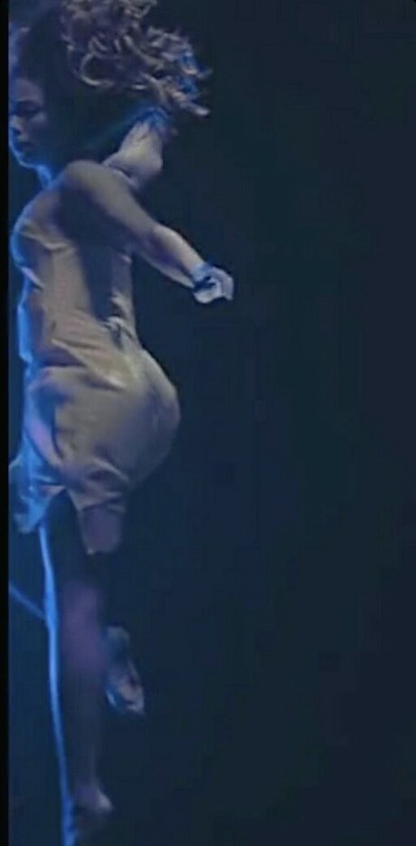 Emily Rudd estrella porno caliente imágenes