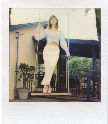 Emily Rudd modelo sexual imagen