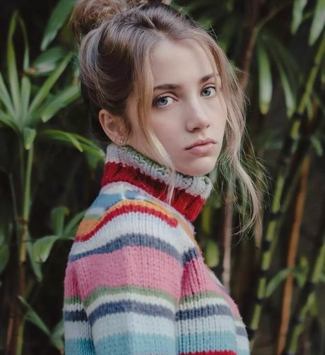 Emily Rudd actriz libre foto