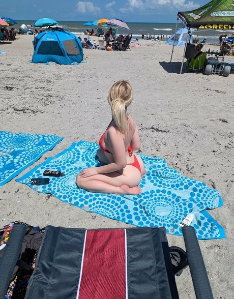 Ashton Birdie estrella desnuda galerías