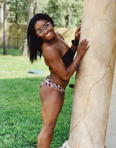 Simone Biles actriz de arte foto