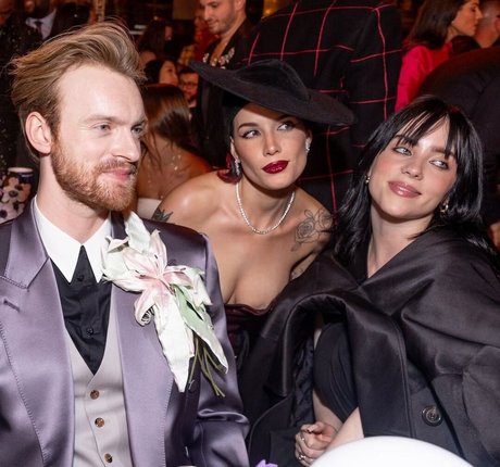 Halsey modelo exclusivo galería