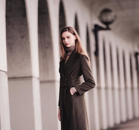 Jordan McEwen estrella del arte foto