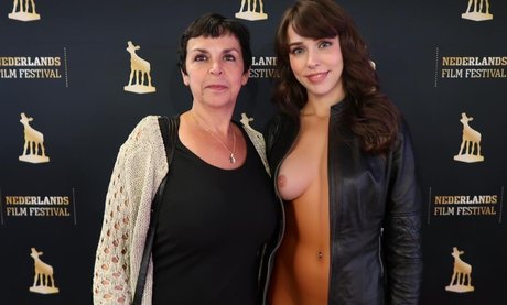Stefanie Joosten estrella porno desnuda galería