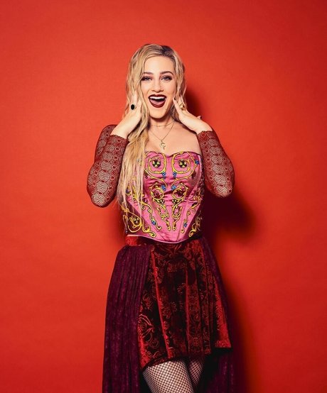 Lili Reinhart modelo libre archivo