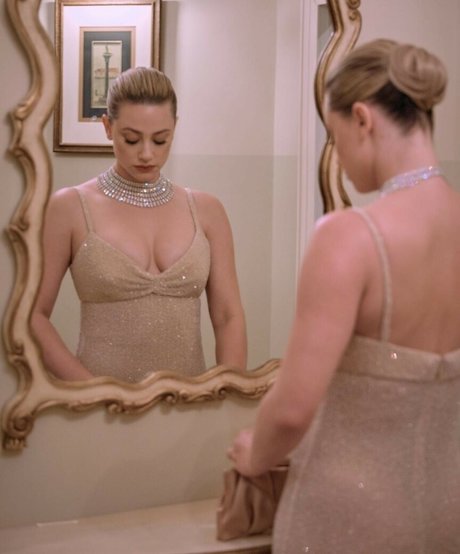 Lili Reinhart actriz caliente fotos