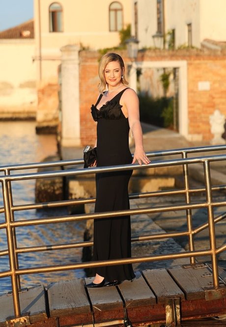 Lili Reinhart modelo superior galerías