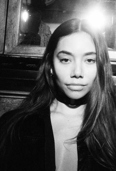 Desiree Flores sexo modelo archivo