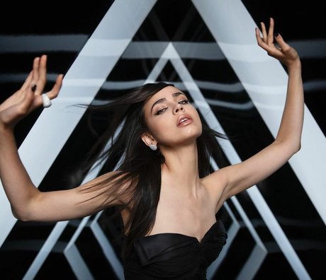 Sofia Carson actriz libre fotos