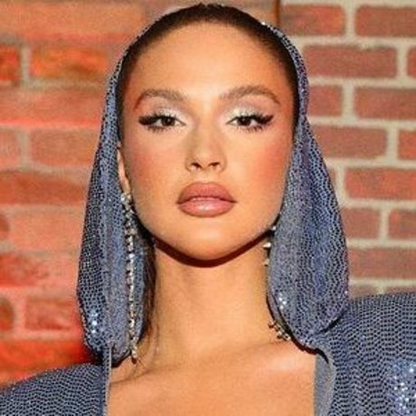 Oriola Marashi modelo sexy fotos